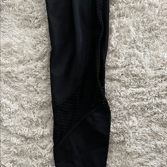 Beyond Yoga women Black Leggings with sexy open leg design.  Size XS. - Picture 4 of 9